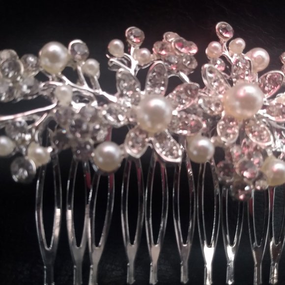 White Crystal And Pearls Bridal Hair Comb-Bridal Crystal Hair Accessory - Picture 11 of 13